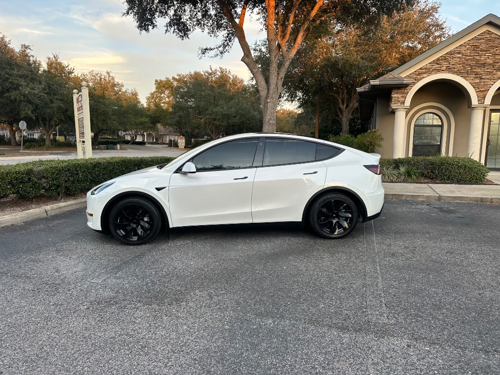 Tesla Model Y's photo