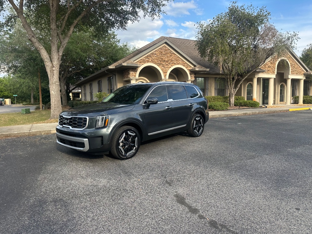 2023 Kia Telluride S photo 2