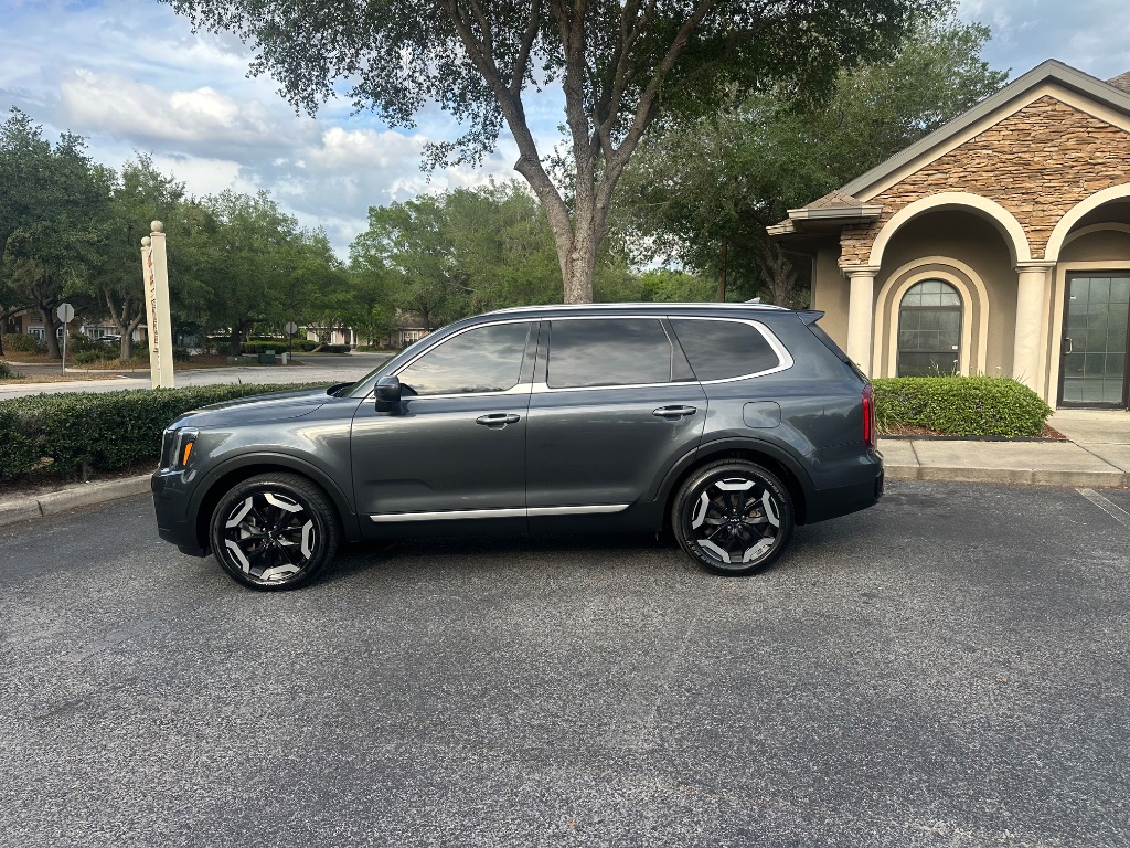 2023 Kia Telluride S photo 3