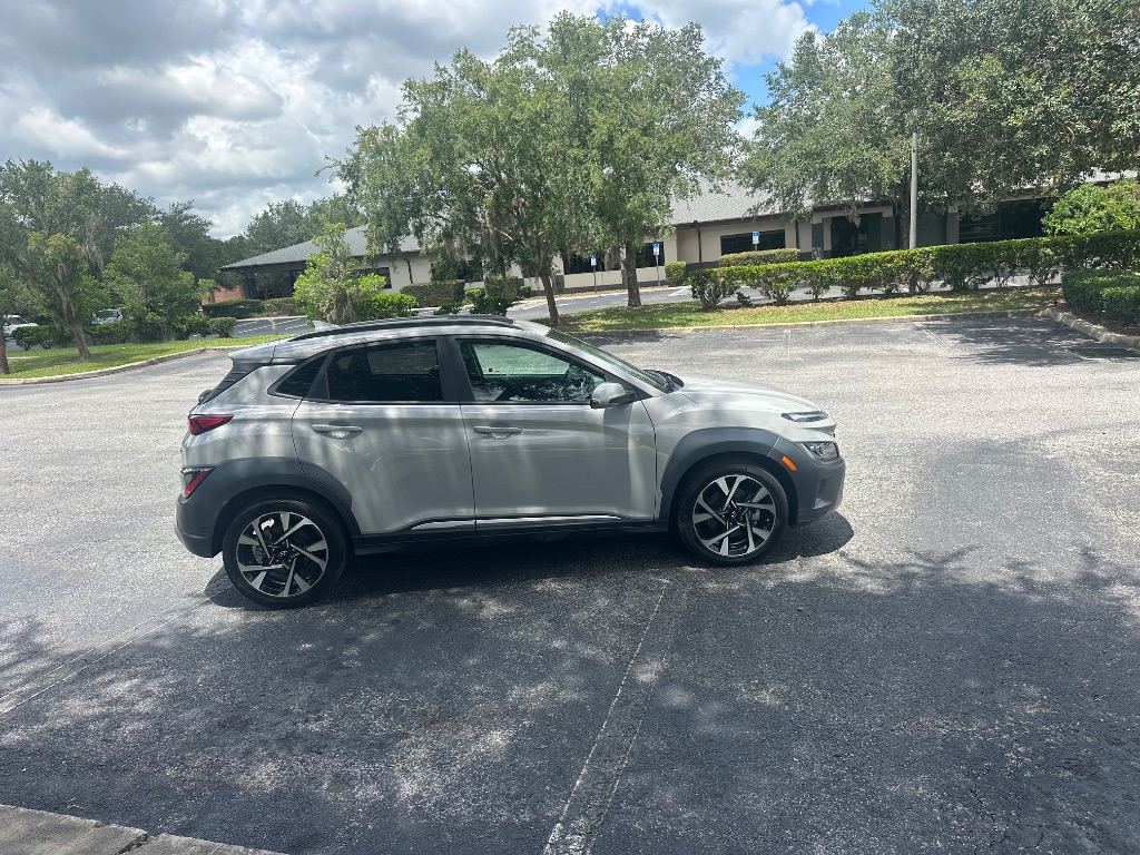 2022 Hyundai Kona Limited photo 4