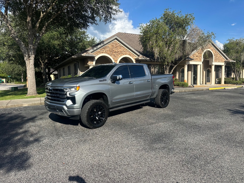 2023 Chevrolet Silverado 1500 High Country photo 3