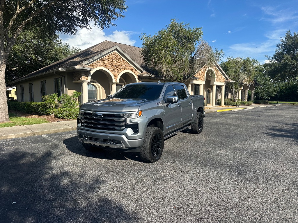 2023 Chevrolet Silverado 1500 High Country photo 4