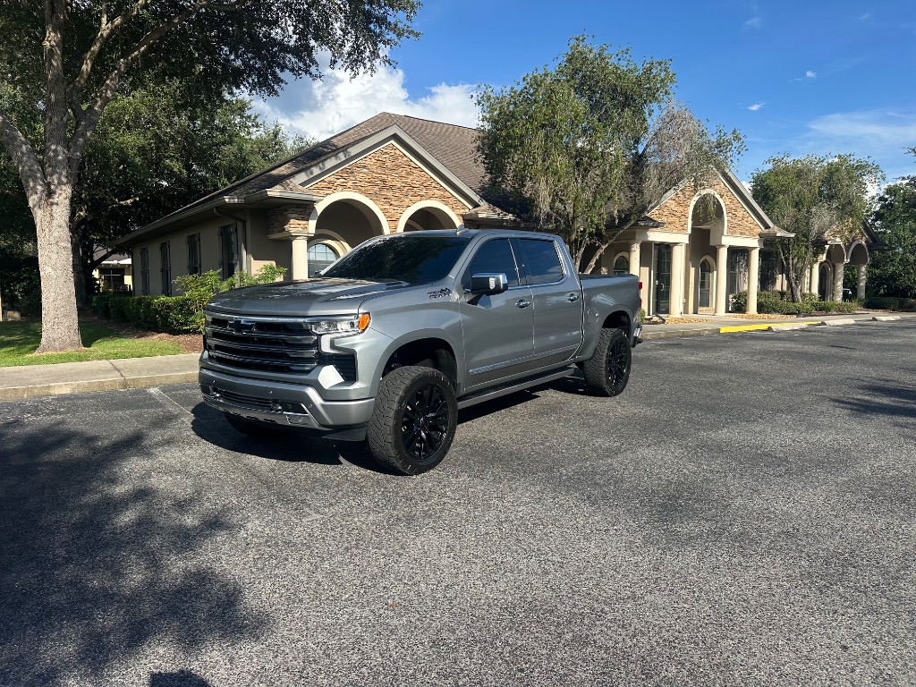 2023 Chevrolet Silverado 1500 High Country photo 2